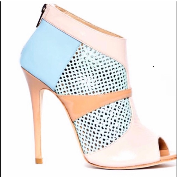 BEAUTIFUL ALEJANDRA G PATENT LEATHER HEEL - Picture 2 of 5